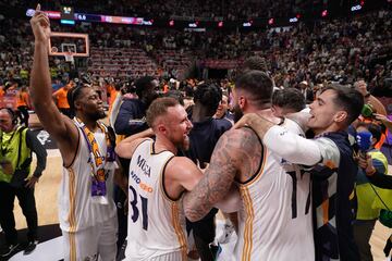 Los jugadores del Real Madrid celebran la victoria tras ganar 96-85 al Barcelona.