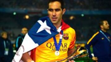 Claudio Bravo con la copa del Mundial de Clubes