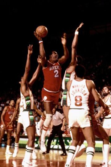 Moses Malone en 1983 con los Philadelphia 76ers, en el partido contra los Milwaukee Bucks.