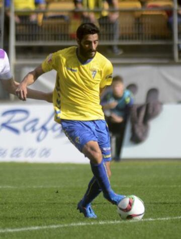 (1980, Jerez de la Frontera, Cádiz) juega de delantero en el Cádiz. Ha pasado por varios clubes a lo largo de su carrera destacando el Getafe y el Mallorca con los que militó en Primera División. Fue internacional con la Selección con la que ganó la Eurocopa de 2008.
