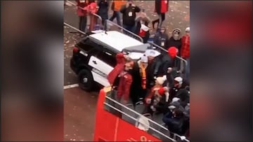 Patrick Mahomes pasando un buen rato en el desfile