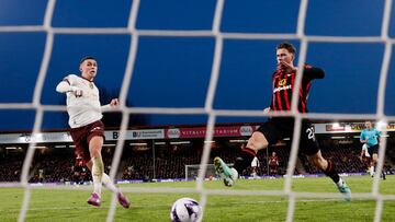 Soccer Football - Premier League - AFC Bournemouth v Manchester City - Vitality Stadium, Bournemouth, Britain - February 24, 2024 Manchester City's Phil Foden scores their first goal Action Images via Reuters/Matthew Childs NO USE WITH UNAUTHORIZED AUDIO, VIDEO, DATA, FIXTURE LISTS, CLUB/LEAGUE LOGOS OR 'LIVE' SERVICES. ONLINE IN-MATCH USE LIMITED TO 45 IMAGES, NO VIDEO EMULATION. NO USE IN BETTING, GAMES OR SINGLE CLUB/LEAGUE/PLAYER PUBLICATIONS.