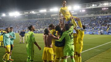 Los jugadores del C&aacute;diz celebran la permanencia tras ganar al Alav&eacute;s en LaLiga Santander.