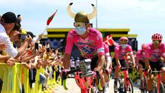 La última etapa del Tour en territorio danés contó con el protagonismo de Rigoberto Urán, quien utilizó un casco y un martillo vikingo.