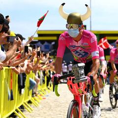 Rigo se viste de vikingo y se roba el show en el Tour