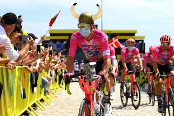 La última etapa del Tour en territorio danés contó con el protagonismo de Rigoberto Urán, quien utilizó un casco y un martillo vikingo.