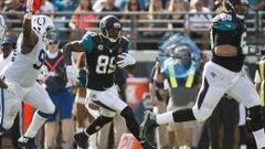 Marcedes Lewis consigue un primer down contra los Colts.