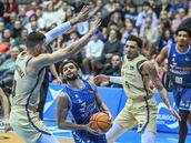 El Barça gana de milagro