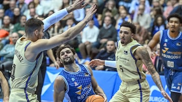 Raulzinho Neto mira a la canasta ante la defensa de Willy Hernangómez y Miles Norris durante el Recolestas Salud San pablo Burgos-Barça de la 15ª jornada de la Liga Endesa.