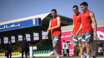 Doha (Qatar), 22/11/2022.- (L-R) Switzerland's defender Silvan Widmer, and midfielders Michel Aebischer and Ardon Jashari attend a training session on the eve of the FIFA World Cup Qatar 2022 soccer match against Cameroon at the University of Doha for Science and Technology training facilities, in Doha, Qatar, November 23, 2022. (Mundial de Fútbol, Camerún, Suiza, Catar) EFE/EPA/LAURENT GILLIERON SWITZERLAND OUT
