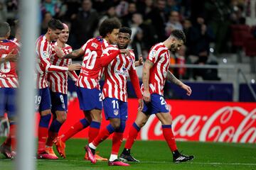 Los jugadores rojiblancos celebran el 3-0 de Mario Hermoso. 