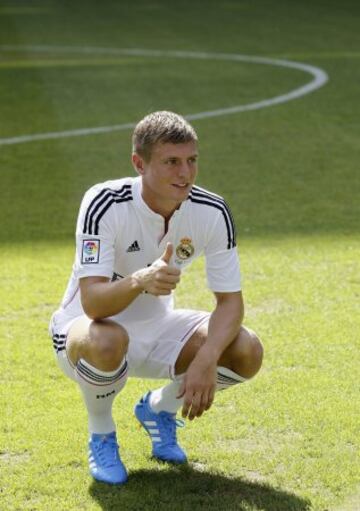 El futbolista alemán Toni Kroos durante su presentación como nuevo jugador del Real Madrid, esta tarde en el estadio Santiago Bernabéu de Madrid.