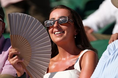 Una espectadora se abanica bajo el calor del primer día del Campeonato de Wimbledon 2025