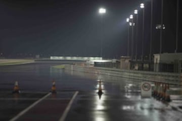 No se puede rodar con lluvia por el reflejo de los focos, al ser una carrera nocturna. En 2009 se anuló, pero se pudo correr al día siguiente. 