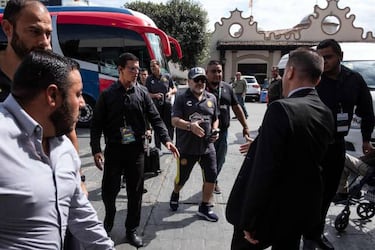 "Maradona has no cartilage left in his knees; he's in a lot of pain"