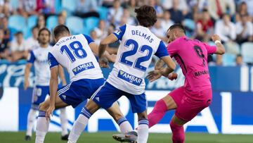 Atienza y Delmás no llegan a tapar el remate de Sadiku en el primer gol del Málaga.