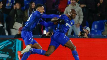 Nyom celebra un gol junto a Álvaro Rodríguez.