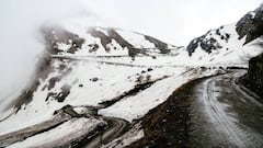 Imagen del tramo de sterrato de la Colle delle Finestre cubierto de barro.