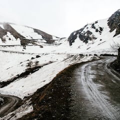 La subida a Finestre aparece con barro antes del paso del Giro