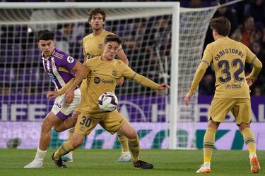Gavi, protege el balón con el cuerpo ante la presión de  Álvaro Aguado.