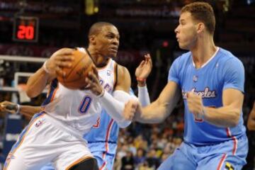 Russell Westbrook, defendido por Blake Griffin. 