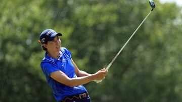 Carlota Ciganda golpea una bola durante la jornada final del Pure Silk Championship presented by Visit Williamsburg en el River Course de Kingsmill Resort en Williamsburg, Virginia.