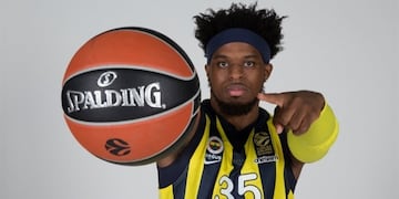 Ha perdido rango esta temporada, pero fue el héroe en la semifinal ante el Zalgiris. Menudo y eléctrico, es capaz de sumar desde el triple y cerca del aro en penetración. Nacido en Chicago, se puso el nombre de Ali Muhammed cuando octuvo la nacionalidad t