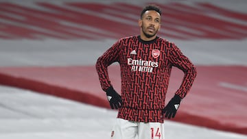 Pierre-Emerick Aubameyang, jugador del Arsenal, calienta antes de un partido.