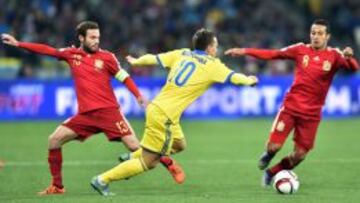 Juan Mata intenta robarle el balón a Konoplyanka.