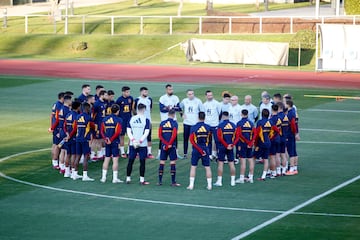 Los 26 jugadores elegidos por Luis de la Fuente durante su primer entrenamiento  en la residencia de La Ciudad del Fútbol de las Rozas.