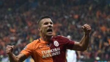 Podolski celebra el gol de la remontada.