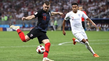 Ante Rebic prueba el disparo durante un partido del Mundial de Rusia 2018.