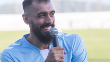 El delantero Borja Iglesias posa para los fotógrafos durante su presentación como nuevo jugador del Celta.