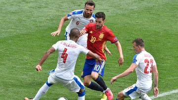 Fàbregas, presionado por tres futbolistas checos en el partido del pasado lunes.