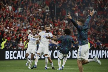 Los jugadores del Real Madrid celebran al final del partido la victoria en la Champions League.