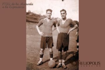 A la izquierda de la foto, vemos a un joven Victorio UNAMUNO Ibarzabal (delantero centro goleador del BETIS BALOMPIÉ, Temporadas 1933/1934 á 1935/1936) vistiendo la zamarra azul y pantalón negro del Athlétic Club de Bilbao, antes de ingresar en las filas verdiblancas.