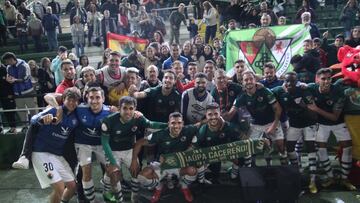 Los jugadores del Cacereño celebran el pase en la anterior ronda de Copa.