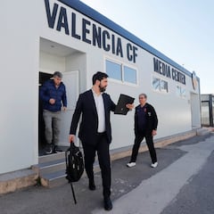 Solís, a la vuelta de Singapur: “Lim está preocupado; no hay atisbo de venta”