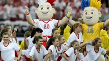 Imagen de la ceremonia inaugural el Estadio Nacional de Varsovia, Polonia, hoy viernes 8 de junio de 2012. Las selecciones de Grecia y Polonia se enfrentan hoy en el partido inaugural de la Eurocopa 2012.
