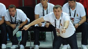 Lithuania's head coach Kestutis Kemzura (R) reacts to play during a World Cup Championship basketball match Serbia versus Lithuania for third place in Istanbul on September 12, 2010. AFP PHOTO / MUSTAFA OZER