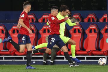 João Félix trata de llevarse el balón. 