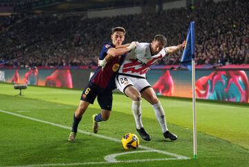 Florian Lejeune y Gavi disputan un baln en uno de los crners del campo.