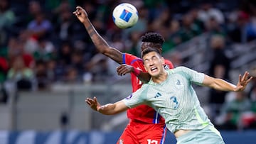 Jose Fajardo (L) of Panama fights for the ball with Cesar Montes (R) of Mexico during the Semifinals match between Panama and Mexico (Mexican National Team) as part of the 2024 Concacaf Nations League, at AT-T Stadium, Arlington, Texas, on March 21, 2024.