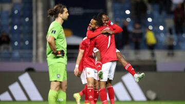 Percy Tau celebra el 3-0 al Auckland City en la primera ronda del Mundial de Clubes, en T¨¢nger.