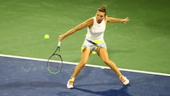 Simona Halep devuelve una bola ante Aryna Sabalenka durabte su partido en el Dubai Duty Free Tennis Championships.