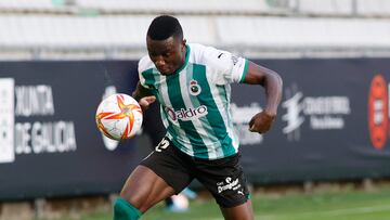 El exdelantero del Racing de Santander Patrick Soko (se escapa de Martí, del Andorra, durante el partido final de la Liga Primera RFEF contra el Andorra.