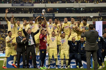 Foto durante la premiacion despues del partido America vs Tigres UANL, Correspondiente a la Vuelta de la Gran Final del Torneo Apertura 2014 de la Liga BBVA Bancomer MX en la foto: Jugadores del Equipo America Campeones

14/12/2014/MEXSPORT/Osvaldo Aguilar.

Estadio: Azteca.