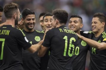 Vela celebra su gol con sus compañeros.