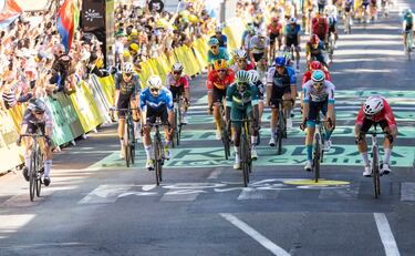 Dylan Groenewegen (de rojo, a la derecha) vence al sprint a Jasper Philipsen (de gris, a la izquierda).