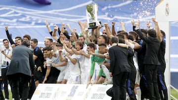 Los jugadores del Real Madrid levantan el trofeo de campe&oacute;n de Liga en el c&eacute;sped del Santiago Bernab&eacute;u.